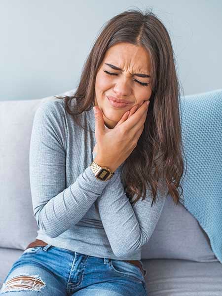 what-to-do-when -having-a-dental-emergency-woman-feel-pain