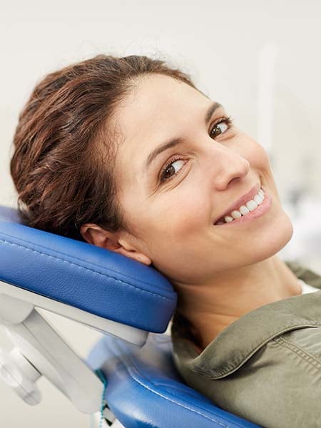 what-type-of-gum-diseases-are-there-woman-dentists-consultation