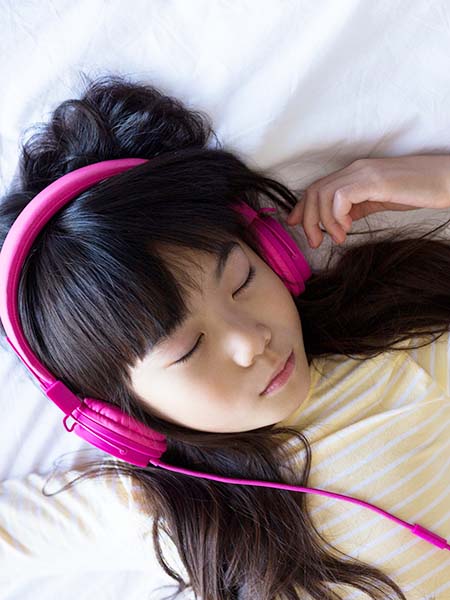 distraction-techniques-music-sleeping-kid-girl-dental-care-health-check-up